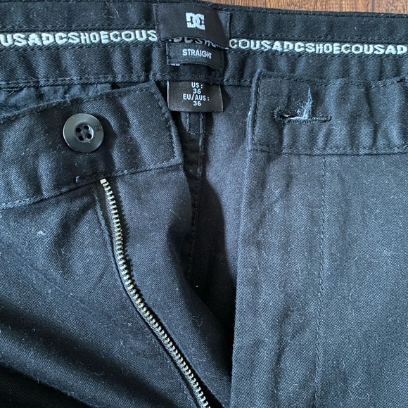 Men’s 36 DC black khakis - Picture 2 of 4